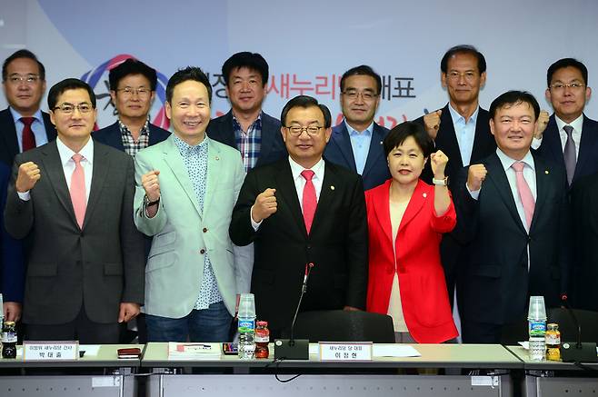 이정현 새누리당 대표가 지난 9월서울 종로구 세종대로 서울창조경제혁신센터에서 열린 창조경제혁신센터장들과의 현장간담회에서 참석자들과 파이팅을 외치고 있다. / 사진=뉴스1