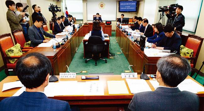 10월 21일 서울시의회 의원회관에서 열린 시의회 교통위원회 지하철 5호선 김포공항역 스크린도어 승객 사망사고 긴급 업무보고 모습. 서울시와 서울도시철도공사의 책임을 묻는 시의원들의 질타가 이어졌다. [뉴시스]