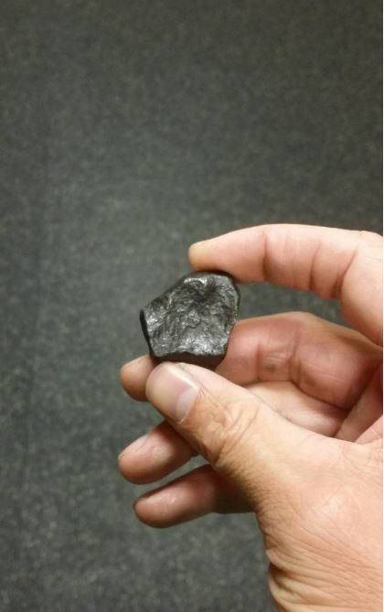 가공되기 전의 운석 원석. Chadmanx는 120g 무게의 원석 조각을 140달러(약 16만원)에 구매했다/=이머저(imgur)