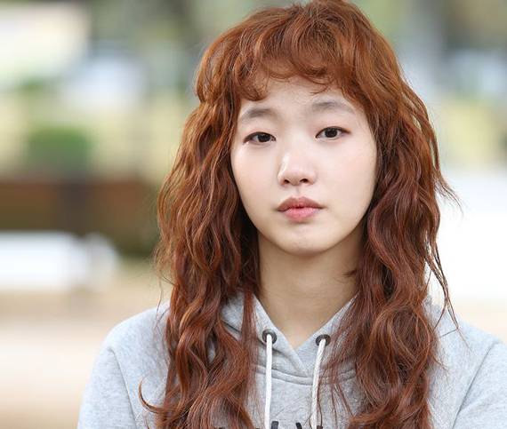 짧고 곱슬곱슬한 퍼피뱅을 한 배우 김고은 [사진 치즈인더트랩 페이스북]