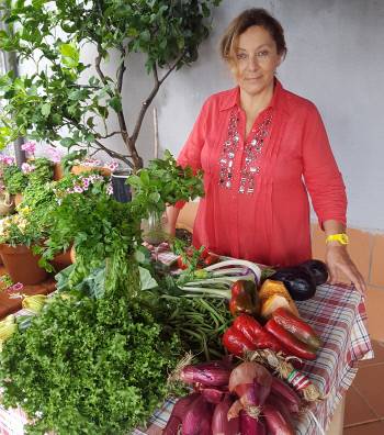 스텔라 폰티가 음식 준비를 위해 밭에서 가져온 야채에 대해 설명하고 있다.