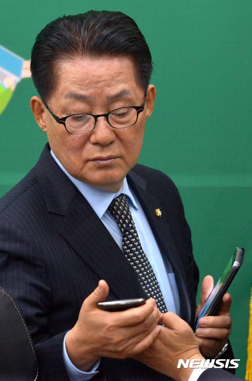 【서울=뉴시스】배훈식 기자 = 국민의당 박지원 비상대책위원장 겸 원내대표가 2일 오전 서울 여의도 국회에서 열린 비상대책위원회의 도중 신임 국무총리 발표 소식을 확인하고 있다. 2016.11.02. dahora83@newsis.com