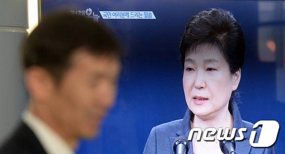 박근혜 대통령이 비선실세 국정농단 파문가 관련해 두번째 대국민담화를  발표한 4일 세종시 정부세종2청사 로비에 설치된 TV로 담화가 생중계 되고 있다. 2016.11.4/뉴스1 © News1 장수영 기자