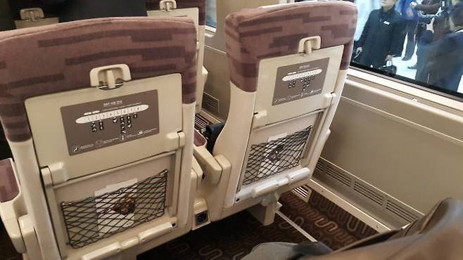 항공기형 슬림테이블을 적용해 무릎 공간을 여유있게 확보했다. 모든 좌석에는 전기콘센트가 설치돼 있다