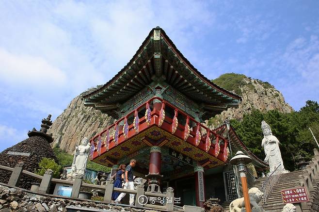 산방산 남쪽 자락에만 사찰 3곳이 모여 있다. 이들 세 사찰이 산방굴사를 공동으로 운영한다. 사진은 산방사 모습.