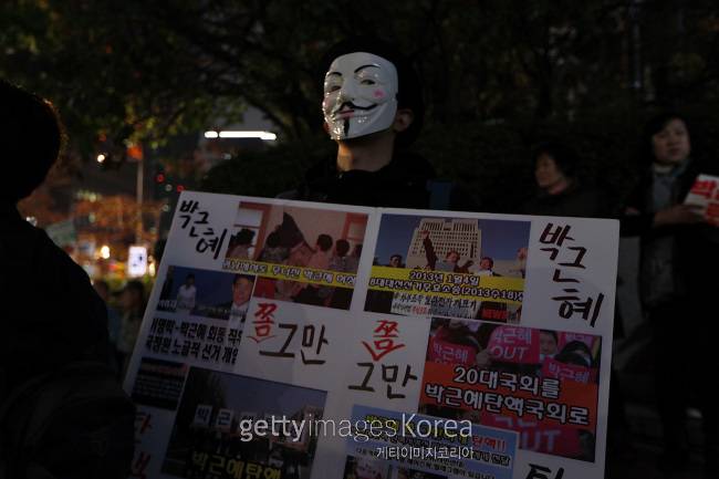 5일 촛불집회에는 많은 참가자들이 가면과 복면을 쓰고 최순실 사태를 풍자할 것으로 보인다. 대법원 양형위원회는 얼굴을 가린 채 불법 시위를 할 경우 가중처벌키로 했으나 시민사회는 집회ㆍ시위 과정에서 개인의 자유를 지나치게 억압한다고 반발하고 있다. 지난 29일 촛불 집회에서 가이 포크스 가면을 쓰고 집회에 참가한 시민.     [사진=게티이미지]