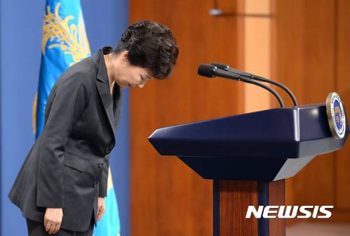 【서울=뉴시스】전진환 기자 = 박근혜 대통령이 4일 오전 청와대 춘추관에서 최순실 게이트와 관련해 검찰수사와 관련해 대국민담화를 발표 후 인사하고 있다. 2016.11.04.   amin2@newsis.com