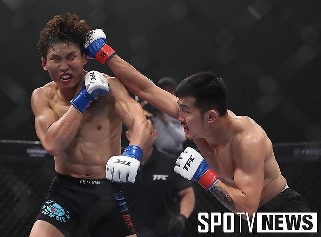 ▲ 김동규(오른쪽)는 2라운드 카운터펀치를 김승구의 안면에 터트려 TKO승 했다. ⓒ곽혜미 기자