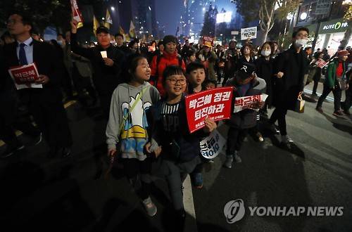 어른아이 할것없이 거리로      (서울=연합뉴스) 신준희 기자 = 5일 오후 서울 광화문광장에서 '박근혜 정권 퇴진' 집회에 가족 단위로 참여한 시민들이 촛불을 들고 행진하고 있다. 2016.11.5      hama@yna.co.kr