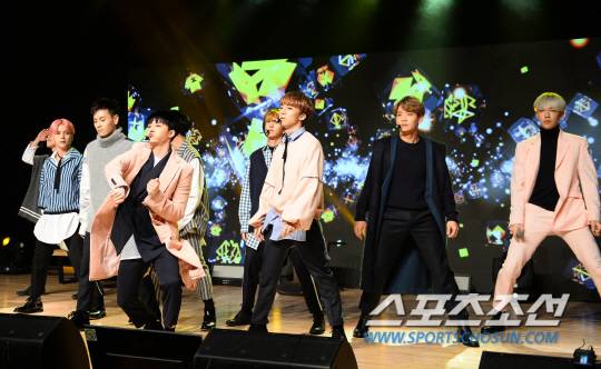 7일 오전 서울 청담동 일지아트홀에서 보이그룹 탑독이 첫 번째 정규앨범 '퍼스트 스트릿(First Stree)'을 발표했다. 탑독은 타이틀곡 '비가 와서 그래'로 1년 만에 컴백 했다. 컴백 쇼케이스에서 화려한 무대를 선보이고 있는 탑독.  송정헌 기자 songs@sportschosun.com/2016.11.07