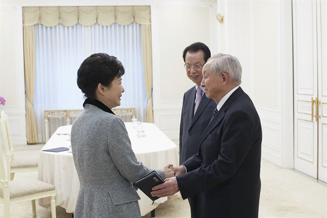 박근혜 대통령이 7일 청와대에서 기독교 원로들을 면담 하고 있다. 악수하는 사람이 김장환 목사, 그 옆이 김삼환 목사.  청와대 제공