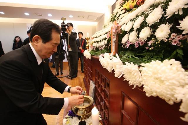 지난 11월3일 정세균 국회의장이 서울 종로구 연건동 서울대병원 장례식장에 마련된 고 백남기 농민의 빈소를 찾아 조문하고 있다. 류우종 기자