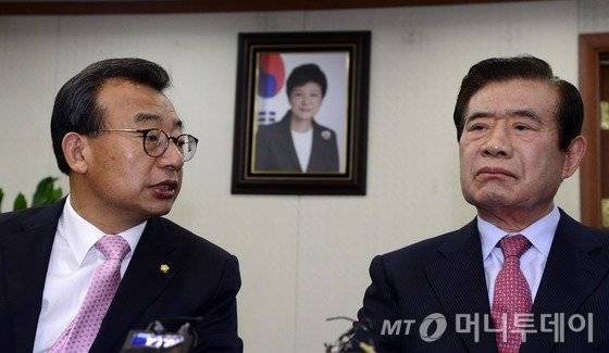 한광옥 대통령 비서실장이 7일 서울 여의도 새누리당 당사를 찾아 이정현 대표와 면담을 하고 있다. 2016.11.7/뉴스1  <저작권자 © 뉴스1코리아, 무단전재 및 재배포 금지>