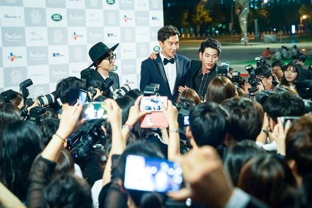 ‘안투라지’가 담아낸 연예계 모습이 현실과 동떨어지며 재미도 떨어뜨린다는 지적이 나온다. tvN 제공