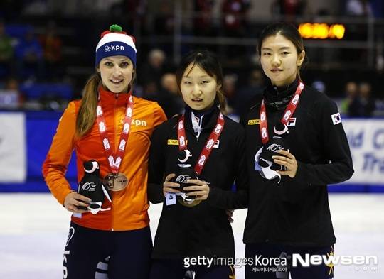 자료사진=최민정(가운데)과 심석희(오른쪽)