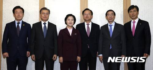 【서울=뉴시스】박주성 기자 = 8일 오전 서울 여의도 한 식당에서 열린 더불어민주당 대선후보 조찬에서 참석자들이 기념촬영을 하고 있다. 왼쪽부터 이재명 성남시장, 문재인 전 대표, 추미애 대표, 김부겸 의원, 박원순 서울시장, 안희정 충남지사. 2016.11.08.   photo@newsis.com