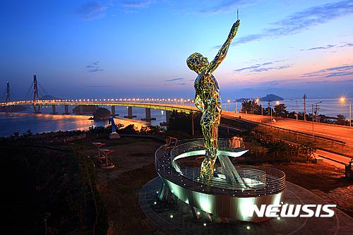 【고흥=뉴시스】김석훈 기자 = 전남 고흥군은 오는 19일부터 거금대교 등 주요 관광지를 순회하는 시티투어 버스를 시범 운영한다고 10일 밝혔다. 사진은 거금대교 야경. 2016.11.10. (사진=고흥군청 제공)   kim@newsis.com