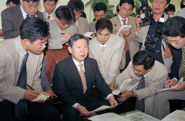 ⓒ연합뉴스 심재륜 전 중앙수사부장은 김현철 사건 당시 청와대 비서진을 줄줄이 소환해 수사했다. 위는 수사 결과를 발표하는 모습.