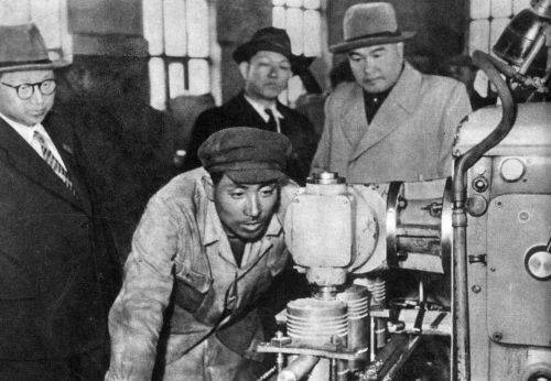 최용건(맨 오른쪽)이 함경남도 함흥시 기계공장을 방문했을 때의 모습이다. [사진 중앙포토]