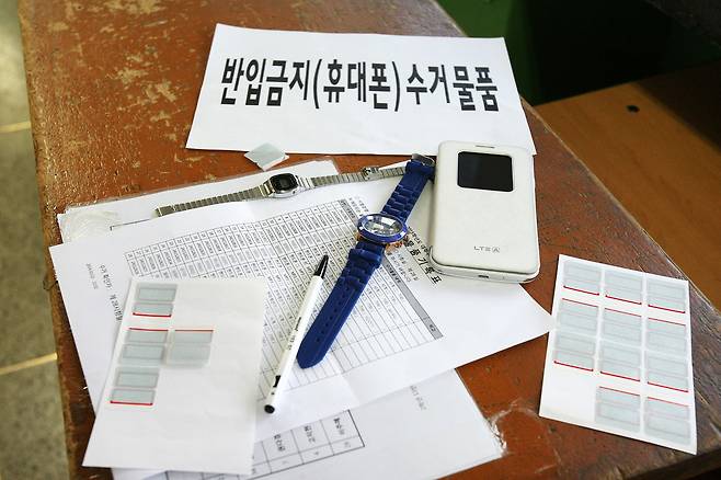 2015학년도 대학수학능력시험 당시 시험장에서 수거한 반입금지 물품들. [사진=중앙포토]