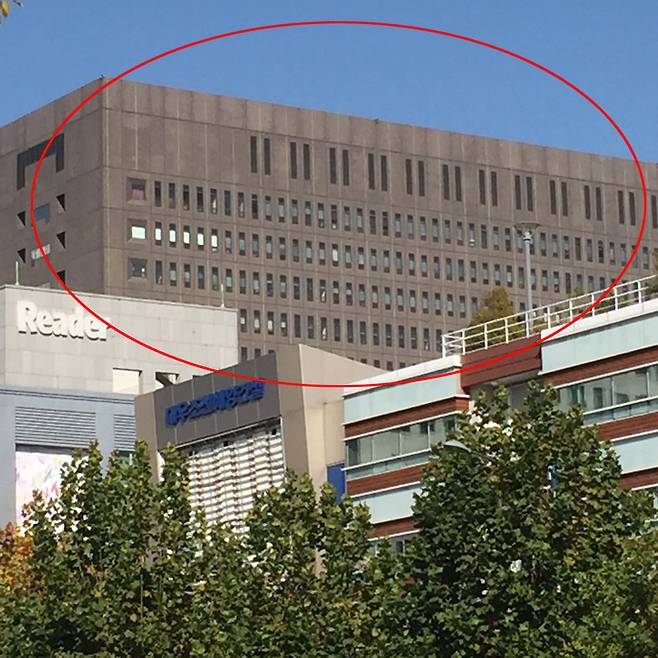 10일 오후 서울 서초동 서울중앙지검 청사. 창문마다 흰 종이를 붙여 안을 볼 수 없게 해놨다.