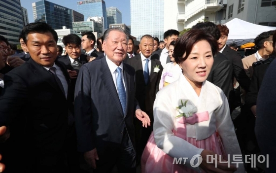정몽구 현대차그룹 회장(앞줄 왼쪽)이 11일 서울 명동성당에서 열린 외손녀 선아영씨의 결혼식에 참석하기위해 입장하고있다. 사진=김호영기자