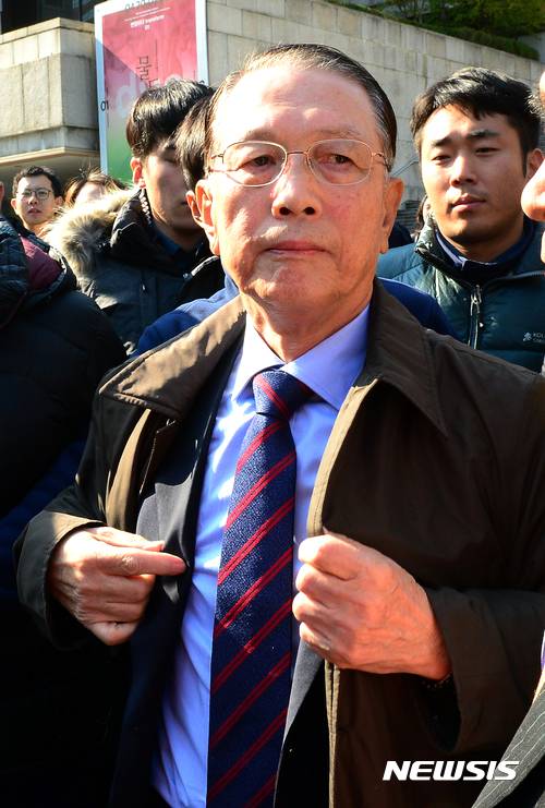 【서울=뉴시스】조성봉 기자 = 2일 오전 서울 종로구 세종문화회관 세종홀에서 박정희 탄생 100돌 기념사업 추진위원회 출범식 참석을 마치고 나서는 김기춘 전 대통령 비서실장이 취재진의 질문세례에 당혹스러운 표정을 짓고 있다.  김기춘 전 대통령 비서실장은 " (최순실 사태, 청와대 수습 지휘부는 김기춘이라는 야당의 주장에 대해)  허무맹랑한 이야기다"라고 밝혔다. 2016.11.02.  suncho21@newsis.com