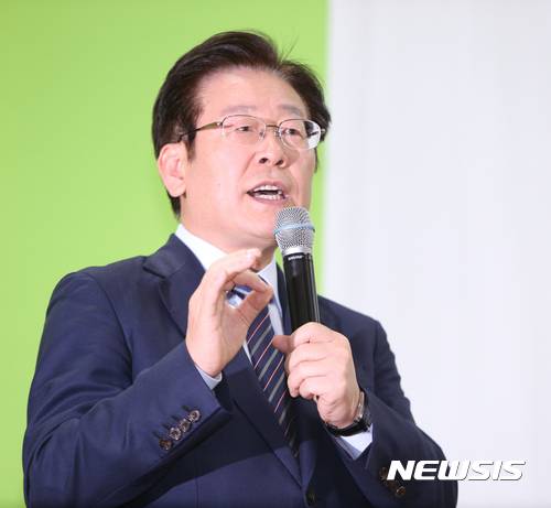 【강릉=뉴시스】김경목 기자 = 이재명 성남시장이 11일 오후 강원 강릉시 강릉영동대학교 본관 3층 대강당에서 '혁명적 변화, 두려움에 맞서라'를 주제로 강연을 하고 있다.. 2016.11.11.   photo31@newsis.com