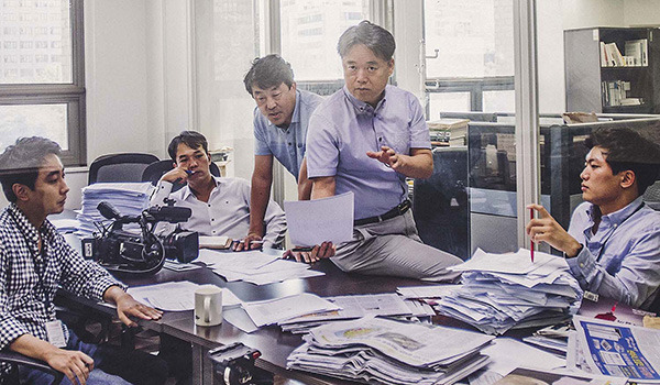 ⓒ뉴스타파 제공 다큐멘터리 영화 <자백>의 제작진. 오른쪽에서 세 번째가 정재홍 작가다.