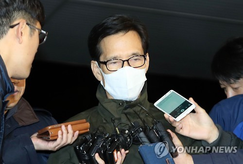 부산지검 도착한 이영복 회장      (부산=연합뉴스) 조정호 기자 = 500억원이 넘는 회삿돈을 횡령하거나 가로챈 혐의로 서울에서 체포된 해운대 엘시티(LCT) 시행사의 실질 소유주 이영복 회장이 11일 오전 부산지검으로 들어가면서 취재진의 질문을 받고 있다. 2016.11.11      ccho@yna.co.kr