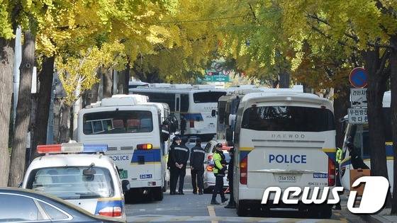 ‘최순실 게이트’의 진상규명과 박근혜 대통령 하야 등을 요구하는 '민중총궐기' 촛불집회를 앞둔 12일 오전 서울 세종로 정부서울청사 주변에 경찰들이 분주히 움직이고 있다. © News1 박지혜 기자