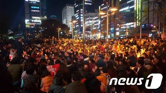 12일 울산 남구 롯데백화점 광장에서 시민 500여명이 참여해 박근혜 대통령의 하야를 외쳤다.2016.11.12/뉴스1© News1 김형열기자