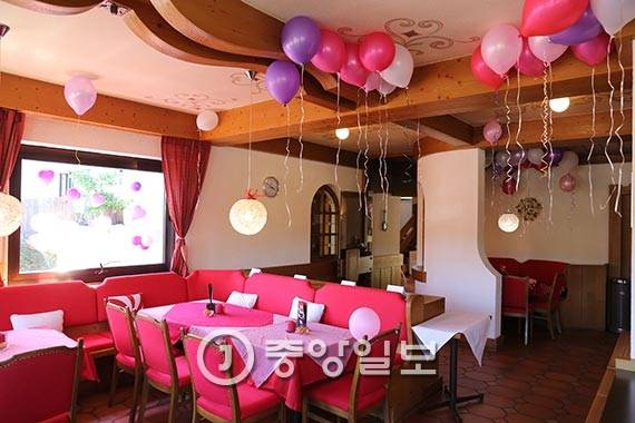 지난 6월 파티장으로 사용한 호텔의 실내 공간.