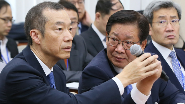 홍완선 국민연금공단 기금운용본부장(가운데)과 최치훈 삼성물산 대표(왼쪽)가 2015년 9월14일 금융위원회 국정감사에 출석해 삼성물산과 제일모직 합병 관련 질문을 받고 있다.