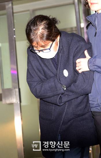 박근혜 대통령의 ‘비선실세’로 활동하며 여러가지 사업의 이권에 관여한 혐의로 구속된 최순실 씨가 9일 새벽 서울 서초동 서울중앙지검에서 조사를 마친 뒤 구치소로 돌아가기 위해 호송버스로 향하고 있다./정지윤기자