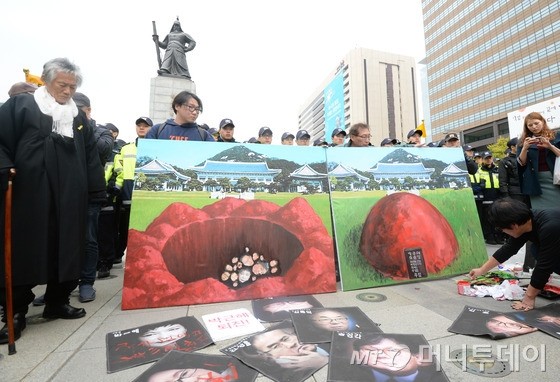 문화예술인들이 4일 오후 서울 광화문 광장에서 박근혜 대통령의 퇴진을 요구하는 시국선언을 하고 현세태를 풍자하는 작품을 공개하고 있다. /사진=뉴스1