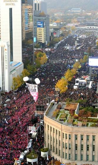박근혜 대통령 퇴진을 요구하는 민중총궐기 대회가 열린 12일 밤 시민들이 촛불을 들고 청와대 방향으로 이동하고 있다.(사진공동취재단)2016.11.12/뉴스1