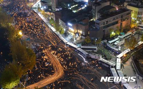 【서울=뉴시스】사진공동취재단 = '최순실 게이트' 진상규명과 박근혜 대통령 퇴진 촉구 3차 촛불집회가 열린 12일 오후 참가자들이 박 대통령 퇴진을 촉구하며 청와대를 향해 행진하고 있다. 2016.11.12.   photo@newsis.com