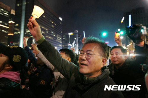【서울=뉴시스】더불어민주당 문재인 전 대표가 12일 오후 서울 광화문광장에서 열린 박근혜 대통령 퇴진을 요구하는 민중총궐기 대회 촛불집회에 참가해 시민들과 촛불을 들고 있다. 2016.11.12. (사진=문재인 제공)    photo@newsis.com