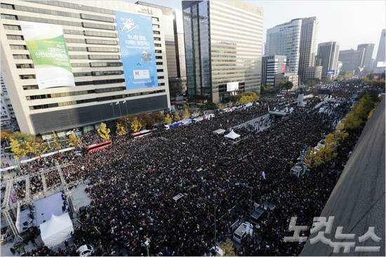 박근혜 대통령 퇴진을 요구하는 민중총궐기 대회가 열린 12일 오후 대회에 참가한 시민들이 서울 광화문광장에서 시청광장까지 가득 채우고 있다. (사진=사진공동취재단)