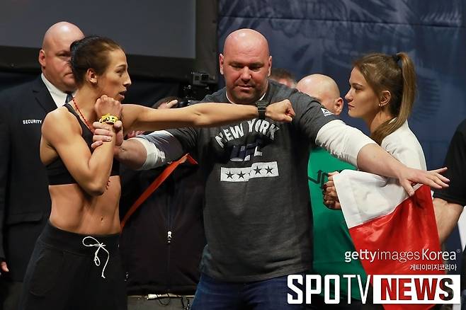 ▲ 데이나 화이트 UFC 대표(가운데)는 어제, 오늘 두 여자를 떼어 놓는 데 급급하다.