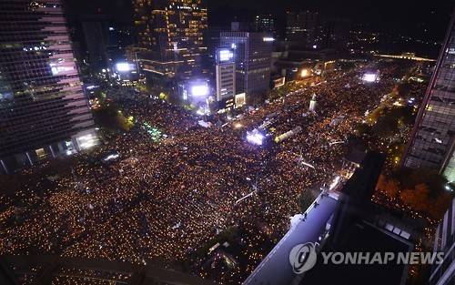 촛불 밝히는 시민들      (서울 사진공동취재단=연합뉴스) 박근혜 대통령 퇴진을 요구하는 민중총궐기 대회가 열린 12일 오후 대회에 참가한 시민들이 서울 광화문광장과 시청광장을 가득 메우고 촛불을 밝히고 있다.