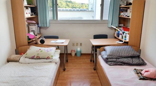 외대부고 기숙사 2인실의 내부 모습. [사진=중앙포토]