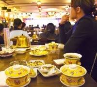 차와 다과를 즐기며 중국 전통 공연을 볼 수 있는 노사차관