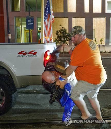 지난 9일 뉴올리언스에서 한 트럼프 지지자가 반(反) 트럼프 시위자를 공격하는 모습. 트럼프 지지자는 트럭에 트럼프기를 달고 주변을 돌면서 시위대를 자극했고, 이 시위자가 트럭에서 트럼프기를 잡아채자 공격했다고 현지 변호사는 전했다. [AP=연합뉴스]