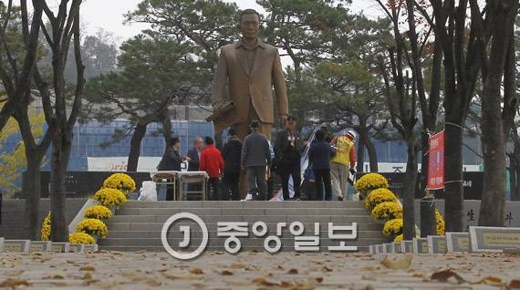 故 박정희 전 대통령 탄생 99주년 기념행사가 14일 오전 경북 구미시 상모사곡동 박 전 대통령의 생가와 기념공원에서 열렸다. 사진은 박 전 대통령 동상. 구미=프리랜서 공정식