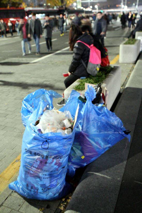 12일 오후 서울 종로구 일대에서 '최순실 게이트' 진상규명과 박근혜 대통령 퇴진 촉구 3차 촛불집회'가 열린 가운데 집회 참가자들이 모아 놓은 쓰레기가 놓여 있다. 사진=뉴시스