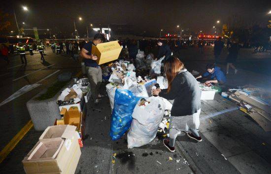 '최순실 게이트' 진상규명과 박근혜 대통령 퇴진 촉구 3차 촛불집회'가 열린 12일 밤 서울 종로구 광화문 광장 주변 쓰레기를 촛불집회 참석자들이 자발적으로 정리하고 있다. 사진=뉴시스