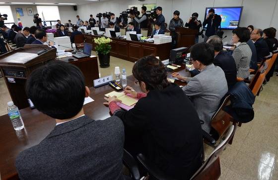 '비선실세' 최순실 씨의 딸 정유라 씨(20)에게 특혜를 준 의혹을 받고 있는 청담고등학교의 전&middot;현직 교장과 교사들이 14일 서울시교육청에서 열린 서울시의회 교육위원회 행정감사에 증인으로 출석해 의원들의 질의에 답하고 있다. 서울시의회 교육위원회는 이날 서울시교육청 감사관실을 대상으로 정유라씨의 출결사항 및 학교 운영 비리 관련한 청담고에 관한 행정감사를 실시했다. /사진=뉴스1