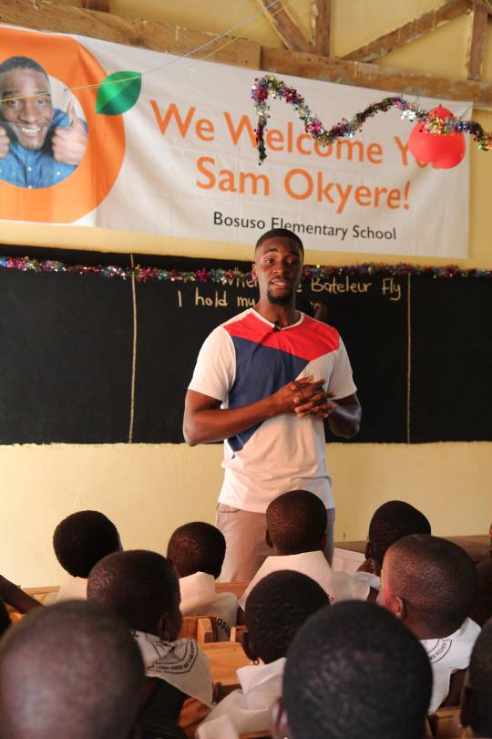 학생들에게 교육의 힘에 대해 설명하는 샘 오취리. ⓒ월드비전